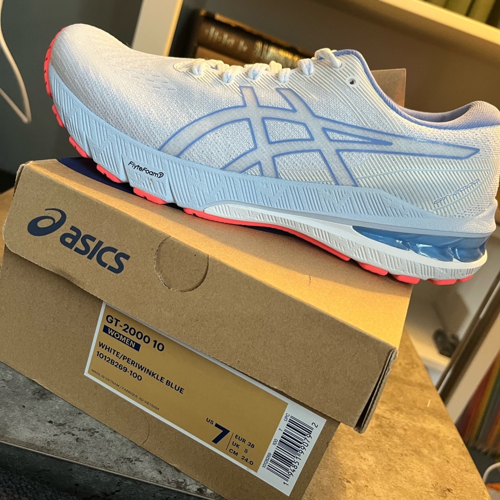 New Women’s ASICS White/Periwinkle Blue GT-2000 10  size 7 US  retails 129.00